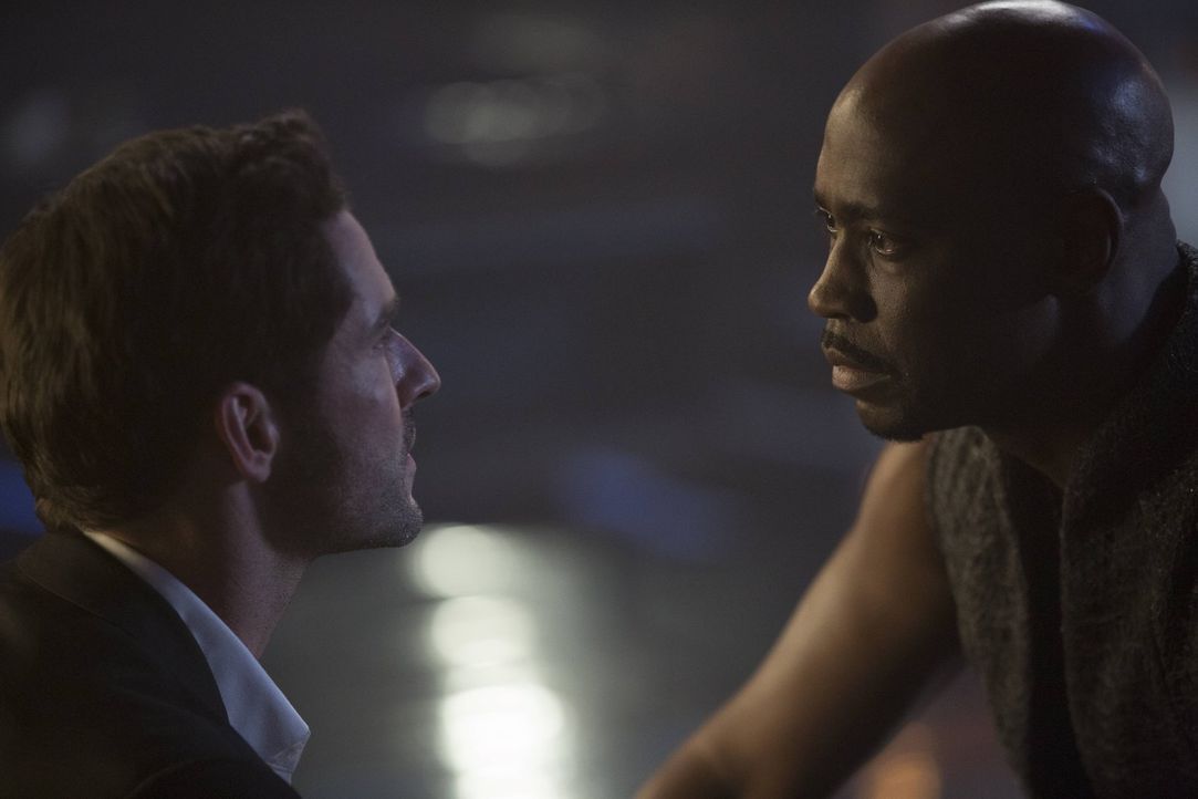 Amenadiel (D.B. Woodside, r.) stattet Lucifer (Tom Ellis, l.) einen Besuch ab, um ihm klar zu machen, dass sein Ausflug in die Menschenwelt bald ein... - Bildquelle: 2016 Warner Brothers