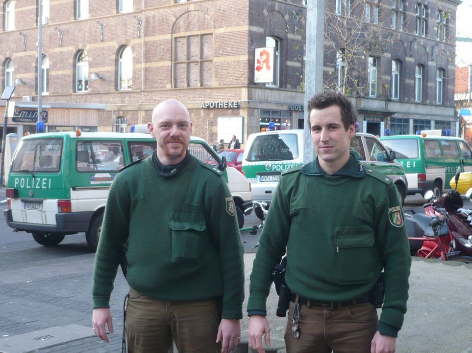 Die Kölner Polizisten Michael (l.) und Christoph (r.) versuchen auf ihrer nächtlichen Streife einen Einbruch aufzuklären. - Bildquelle: kabel eins