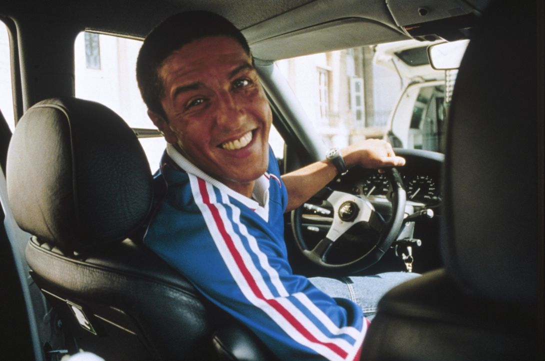 Wenn Taxichauffeur Daniel (Samy Nacéri) so grinst, dann sollten seine Fahrgäste sich auf einiges gefasst machen ... - Bildquelle: Tobis Studio Canal