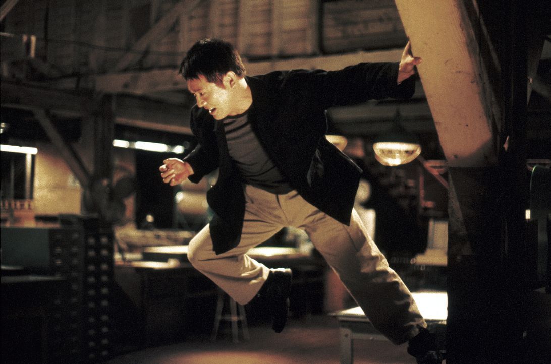Weil jeder jeden austrickst und sofort blutige Rache übt, kann sich auch Han (Jet Li) nicht aus dem Bandenkrieg heraushalten ... - Bildquelle: Warner Bros. Pictures