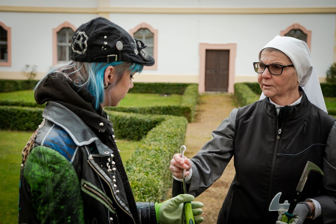 Sarah, l.; Schwester Maria, r. - Bildquelle: Claudius Pflug Kabel Eins / Claudius Pflug