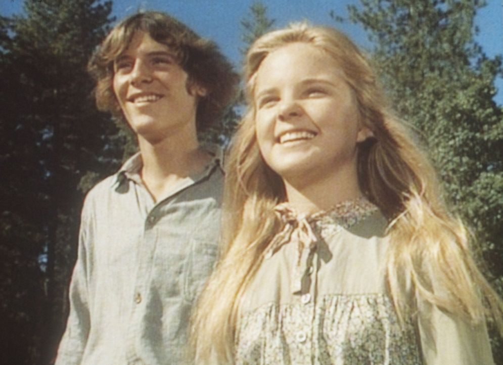 John (Radames Pera, l.) und Mary (Melissa Sue Anderson, r.) sind überrascht, denn Mr. Edwards hat Land gekauft, auf dem sie nun ihre Farm aufbauen... - Bildquelle: Worldvision