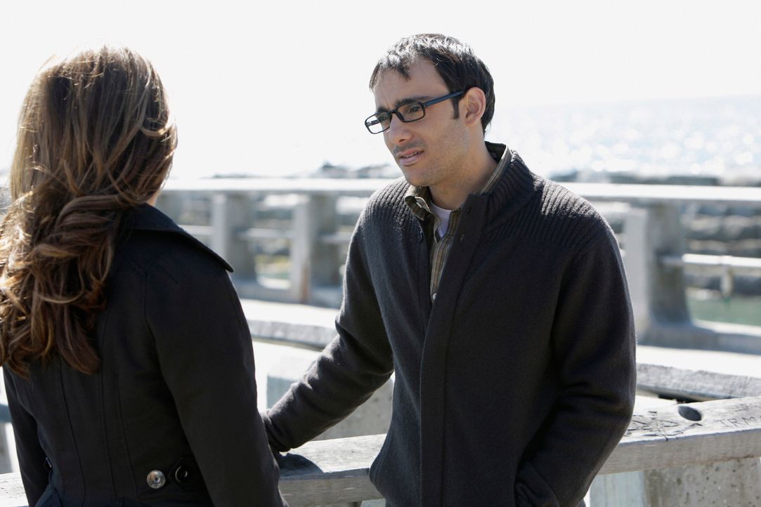 Justin Yates (Omid Abtahi, r.) erzählt Melinda (Jennifer Love Hewitt, l.) von einem Segelboot- Unfall, bei dem er seine damalige Freundin im Stich g... - Bildquelle: ABC Studios