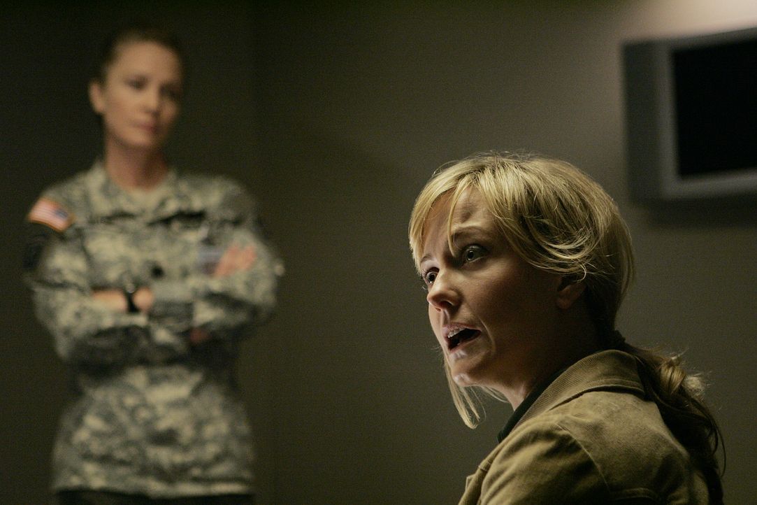 Lieutnant Hollis Mann (Susanna Thompson, l.) hofft, von Jill Reynolds (Lilli Birdsell, r.) Hinweise zum Mord des Captain zu bekommen ... - Bildquelle: CBS Television