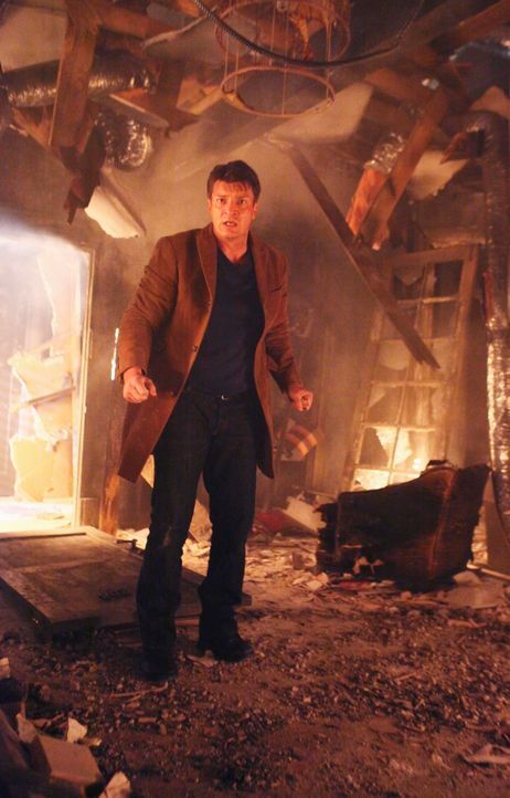 In der völlig zerstörten Wohnung von Kate sucht Richard (Nathan Fillion) nach Hinweisen auf den Täter. - Bildquelle: ABC Studios