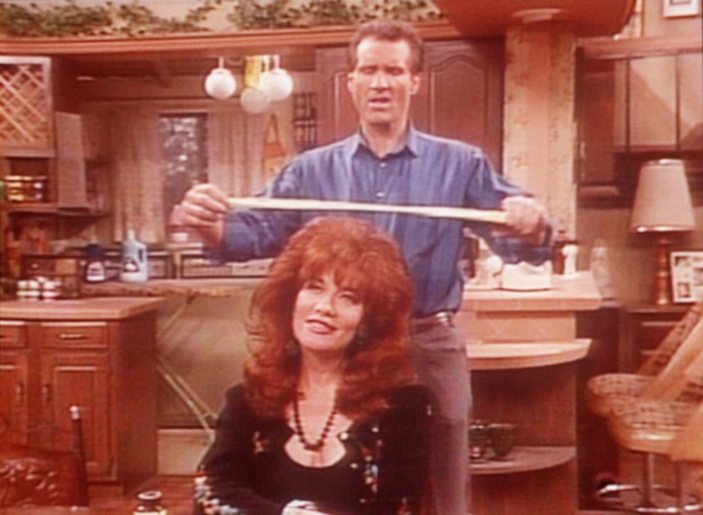 Weil er 5.000 Dollar auftreiben muss, will Al (Ed O'Neill) die Haarpracht seiner Frau Peggy (Katey Sagal, vorne) verkaufen. - Bildquelle: Columbia Pictures