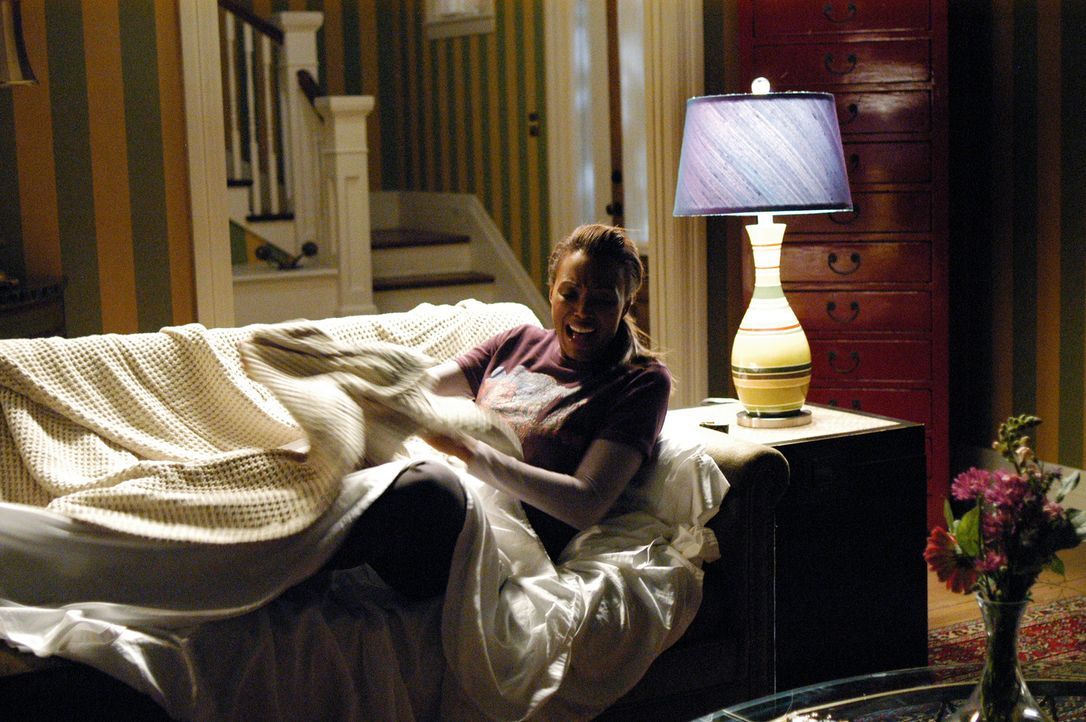 Der Abend läuft anders als geplant, denn Andrea (Aisha Tyler) wird plötzlich von einem Geist heimgesucht ... - Bildquelle: ABC Studios