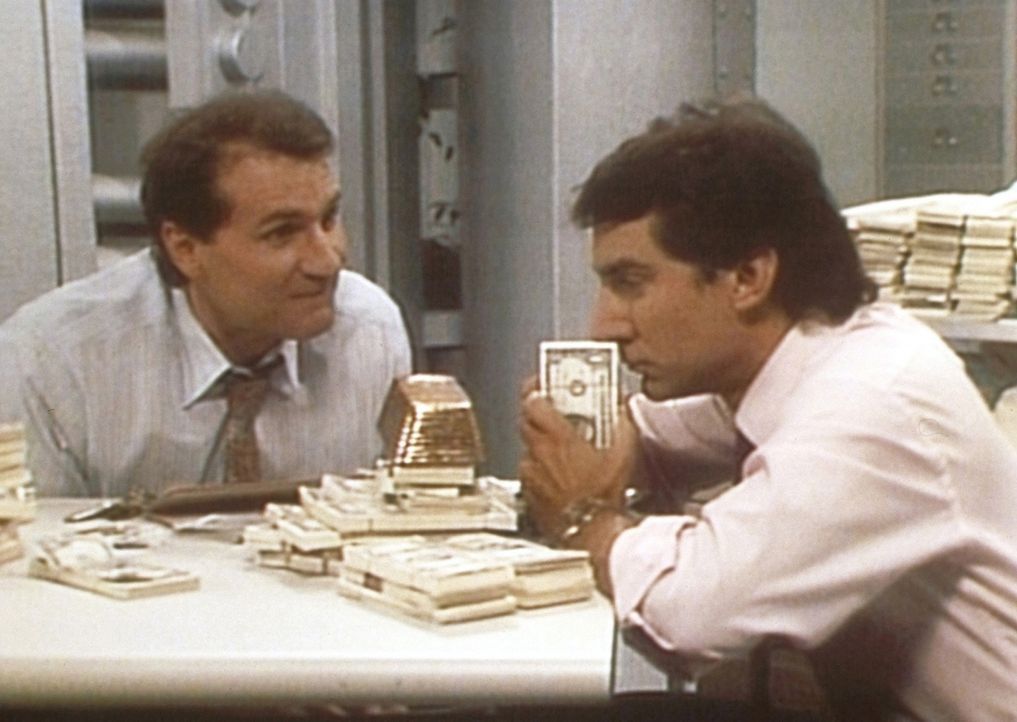 Al (Ed O'Neill, l.) und Steve (David Garrison, r.) sind nach Feierabend allein in Steves Bank und spielen mit Millioneneinsätzen. - Bildquelle: Columbia Pictures
