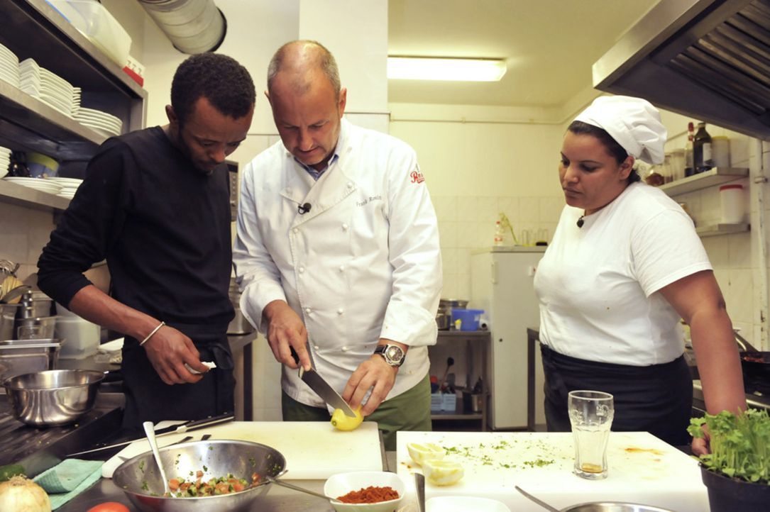 Vor vier Jahren eröffnete der gebürtige Sudanese Jonas Gebresselassie (l.) mitten im beliebten Berliner Szenekiez Prenzlauer Berg sein Restaurant "S... - Bildquelle: Claudius Pflug kabel eins