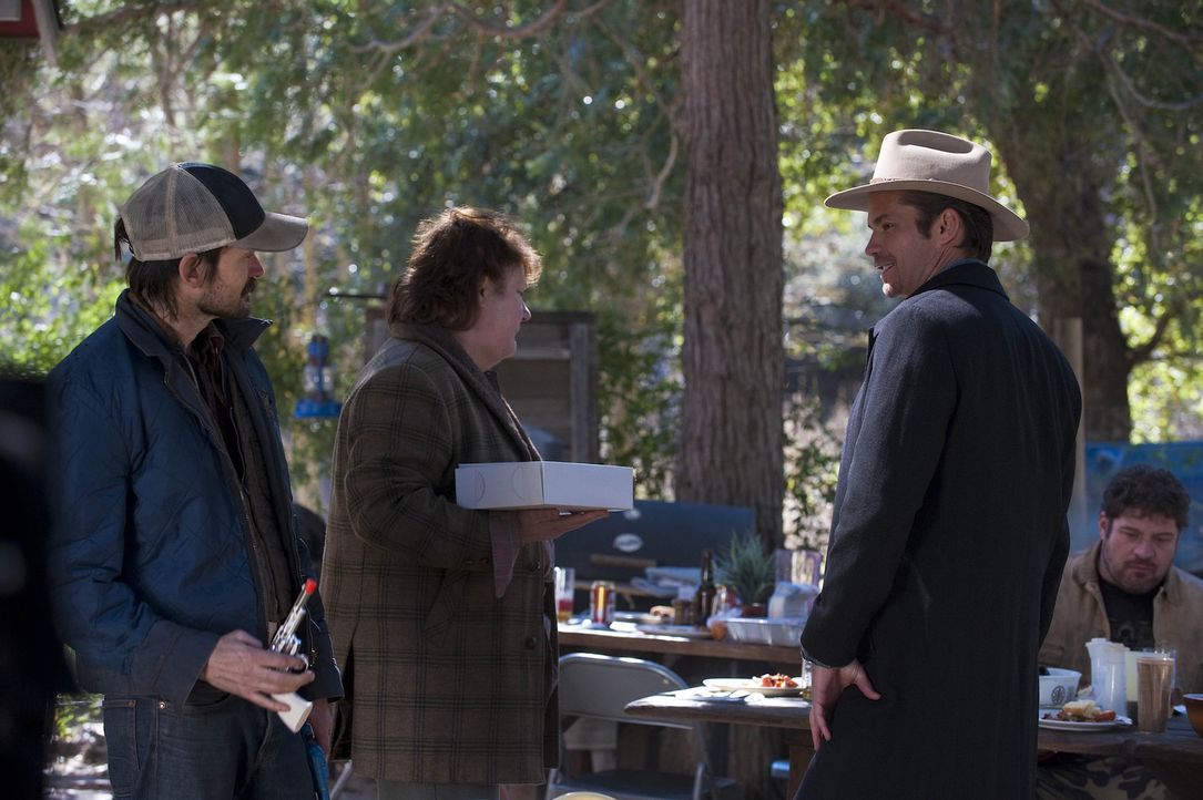Hat die Familie von Mags Bennett (Margo Martindale, M.) Dreck am Stecken? Raylan Givens (Timothy Olyphant, r.) ist fest davon überzeugt, dass Dicki... - Bildquelle: 2011 Sony Pictures Television Inc. and Bluebush Productions, LLC. All Rights Reserved.