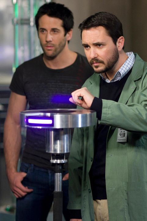 Zane (Niall Matter, l.) und Dr. Parrish (Will Wheaton, r.) arbeiten im Labor an nicht-tödlichen Waffen, sogenannten "NITWAFs", die bei Demonstration... - Bildquelle: Universal Television