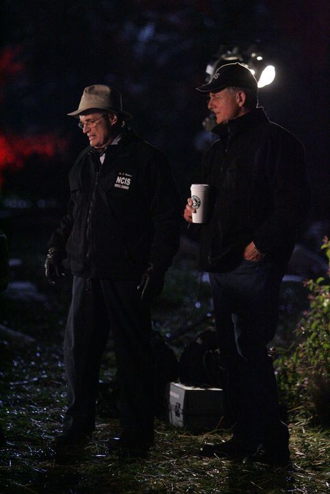 Im Zuge er Ermittlungen nehmen Gibbs (Mark Harmon, r.) und Ducky (David McCallum, l.) den Fundort der Leiche genau unter die Lupe ... - Bildquelle: CBS Television