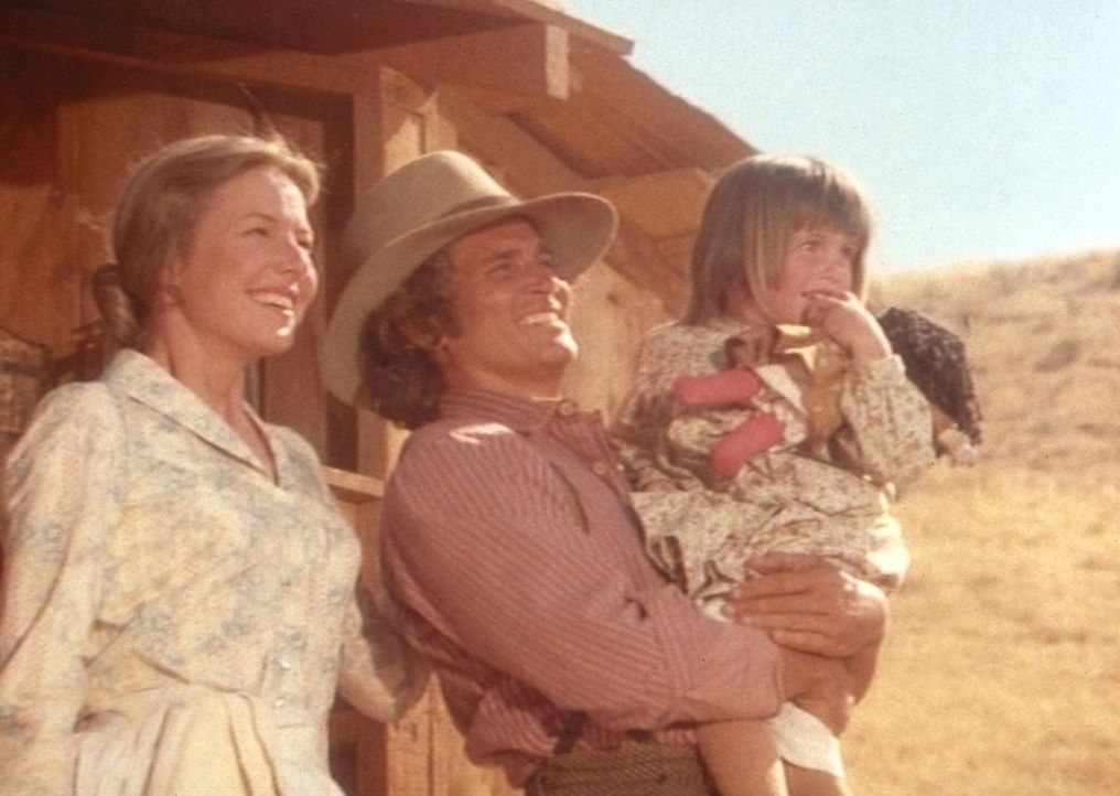 Caroline (Karen Grassle, l.), Charles (Michael Landon, M.) und Carrie wünschen Mary und Laura viel Glück an ihrem ersten Schultag. - Bildquelle: Worldvision