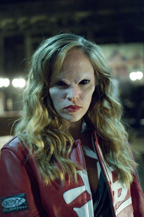 Transformiert zu einer Vampirin: Nicole (Autumn Reeser) ... - Bildquelle: Warner Brothers