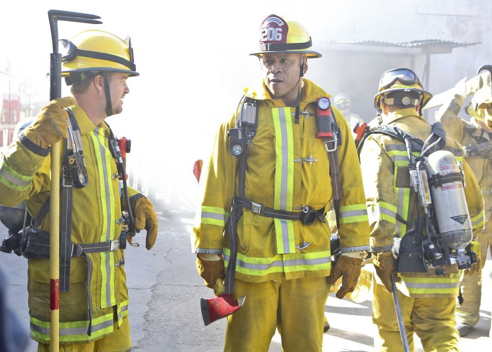 Bei ihrem neuen Fall müssen sich Sam (LL Cool J, r.) und Callen (Chris O'Donnell, l.) als Feuerwehrmänner beweisen ... - Bildquelle: Sonja Flemming 2016 CBS Broadcasting, Inc. All Rights Reserved.