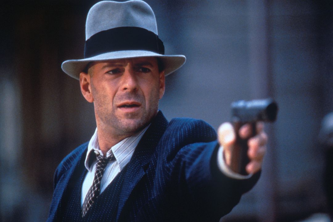 Während der Prohibitionszeit versucht John Smith (Bruce Willis), den Krieg zwischen zwei Schmugglerbanden zu seinem Vorteil zu nutzen. - Bildquelle: New Line Cinema