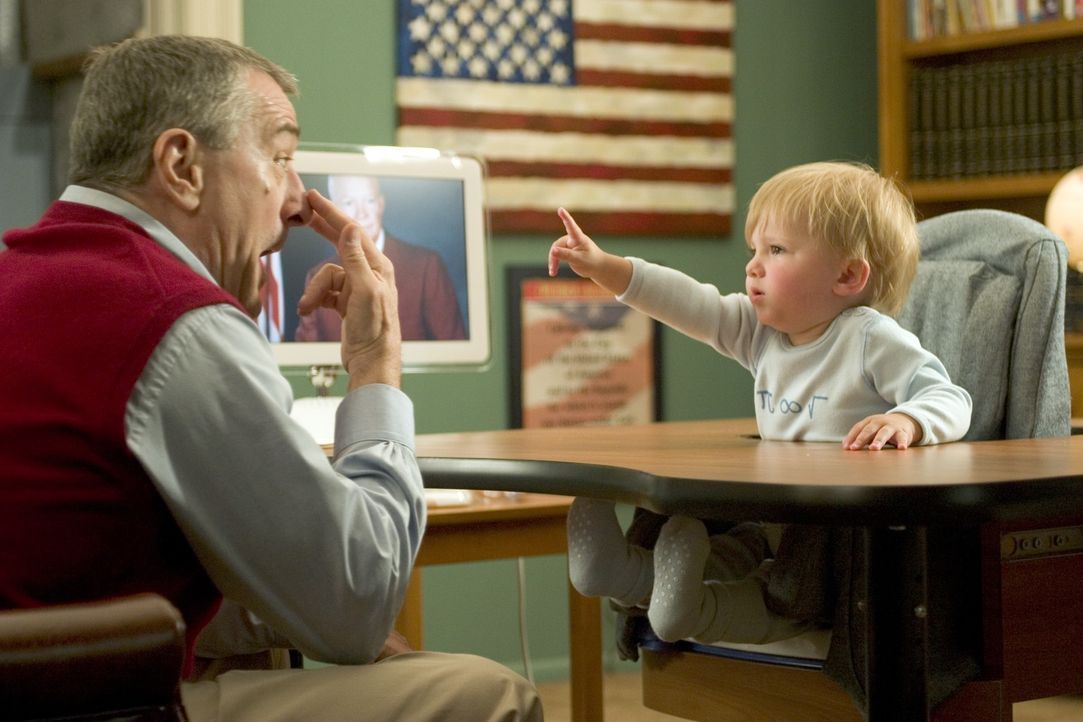 Ex-CIA-Agent Jack (Robert De Niro, l.) kümmert sich liebevoll um seinen Enkel Little Jack (Spencer Pickren, Bradley Pickren, r.) und dessen Ausbildu... - Bildquelle: DreamWorks SKG