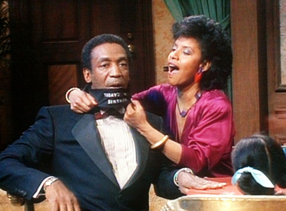 Cliff (Bill Cosby, l.) findet sich an seinem Geburtstag im Club von Lena Horne wieder, nachdem Clair (Phylicia Rashad, r.) ihm endlich die Augenbind... - Bildquelle: Viacom