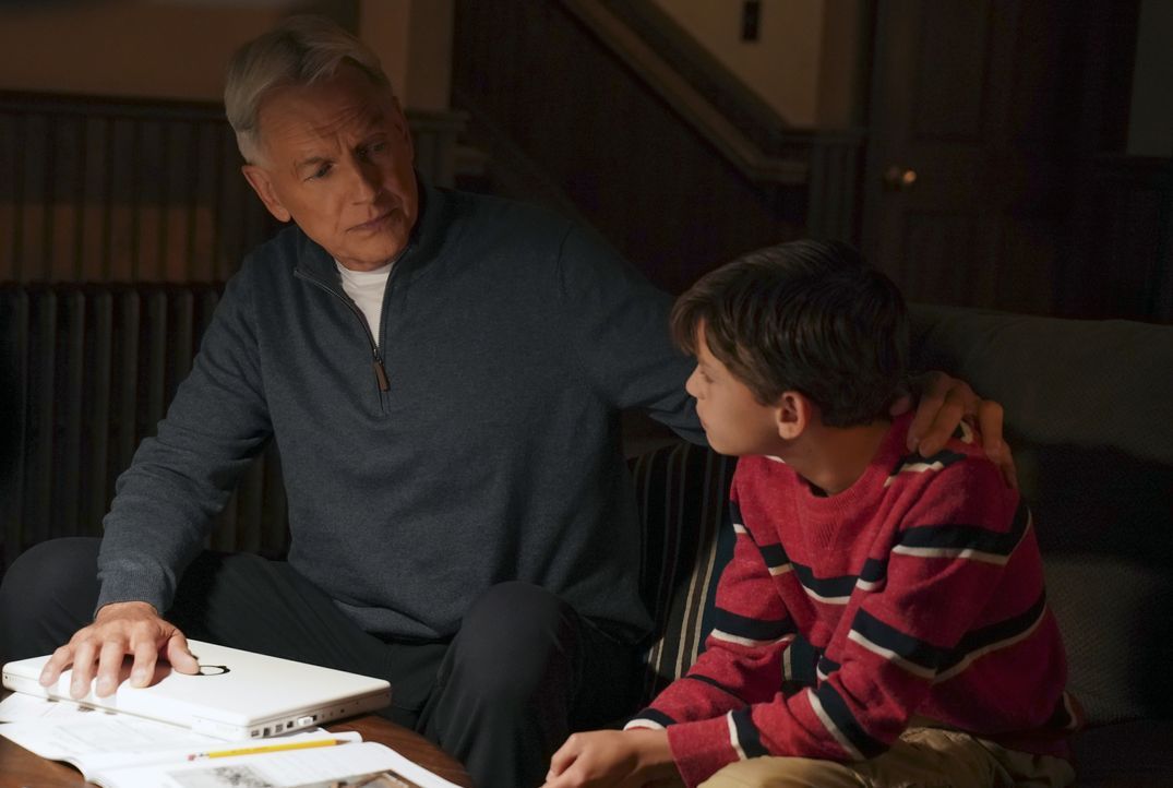 Leroy Jethro Gibbs (Mark Harmon, l.); Phineas (Jack Fisher, r.) - Bildquelle: Greg Gayne © 2019 CBS Broadcasting, Inc. All Rights Reserved. / Greg Gayne