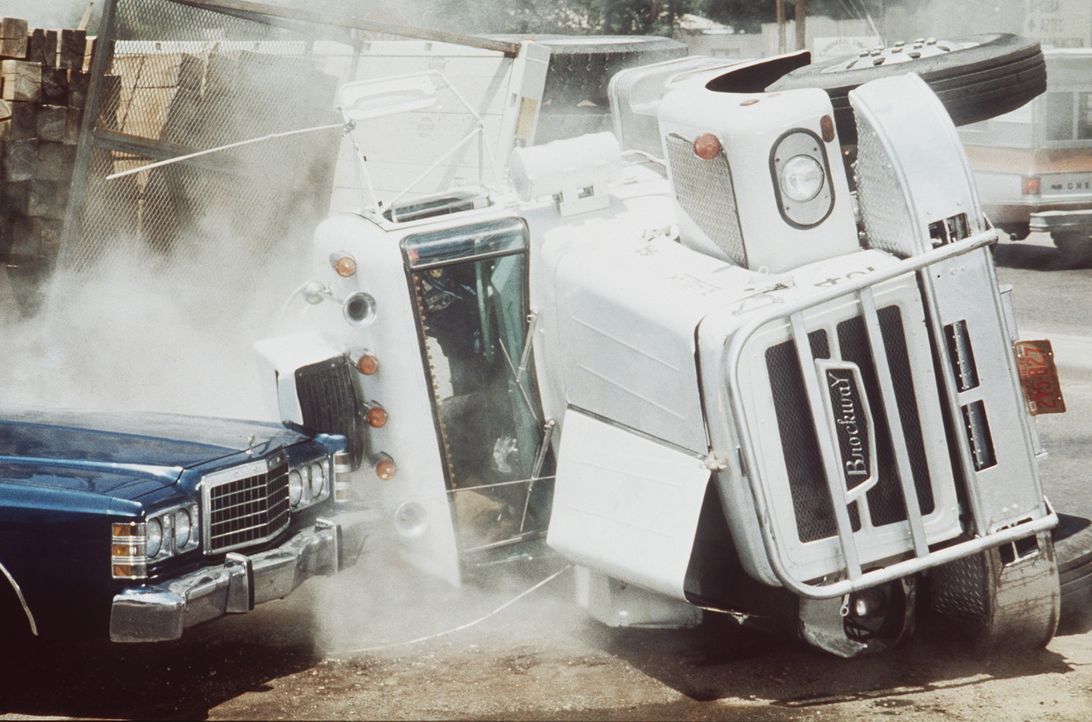 Notfalls auch mit Gewalt sprengen die Trucker in ihrem Convoy jede Polizeisperre, die sich ihnen auf ihrem Weg in die Freiheit entgegenstellt ... - Bildquelle: Neue Constantin Film