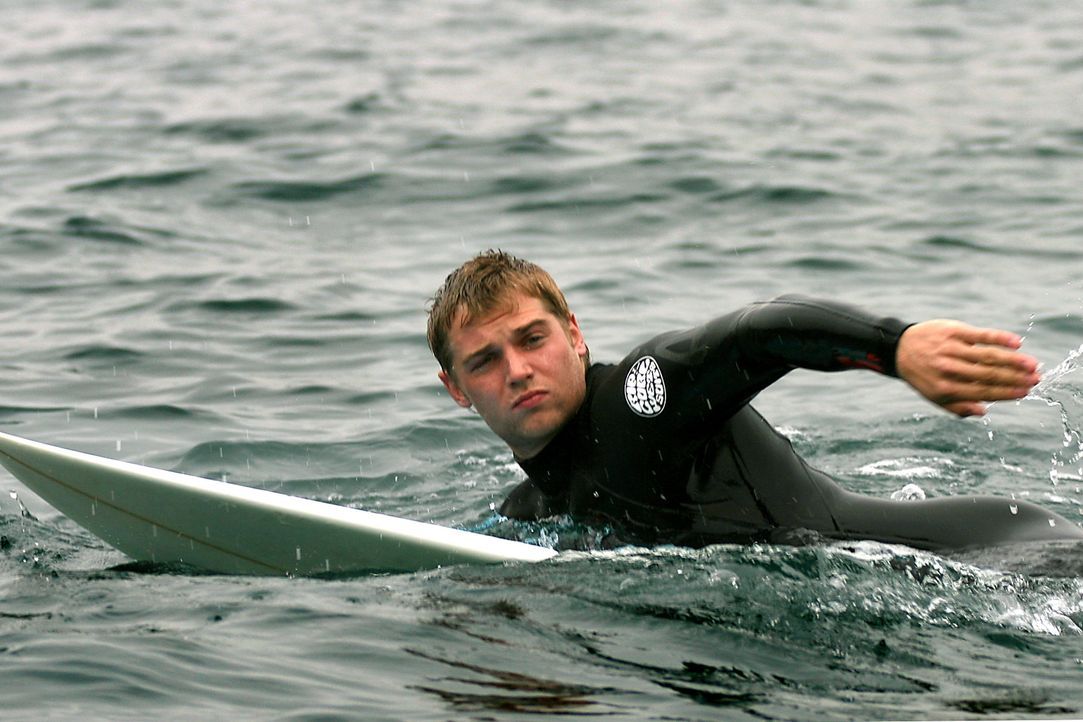 Der attraktive Student Jason (Mike Vogel) reist mit seinen Freunden zum Surfen nach Spanien. Dort bekommt er von einem Landstreicher ein mysteriöses... - Bildquelle: Manufacturas Audiovisuales, S.L. and Urconsa 2003, S.L.