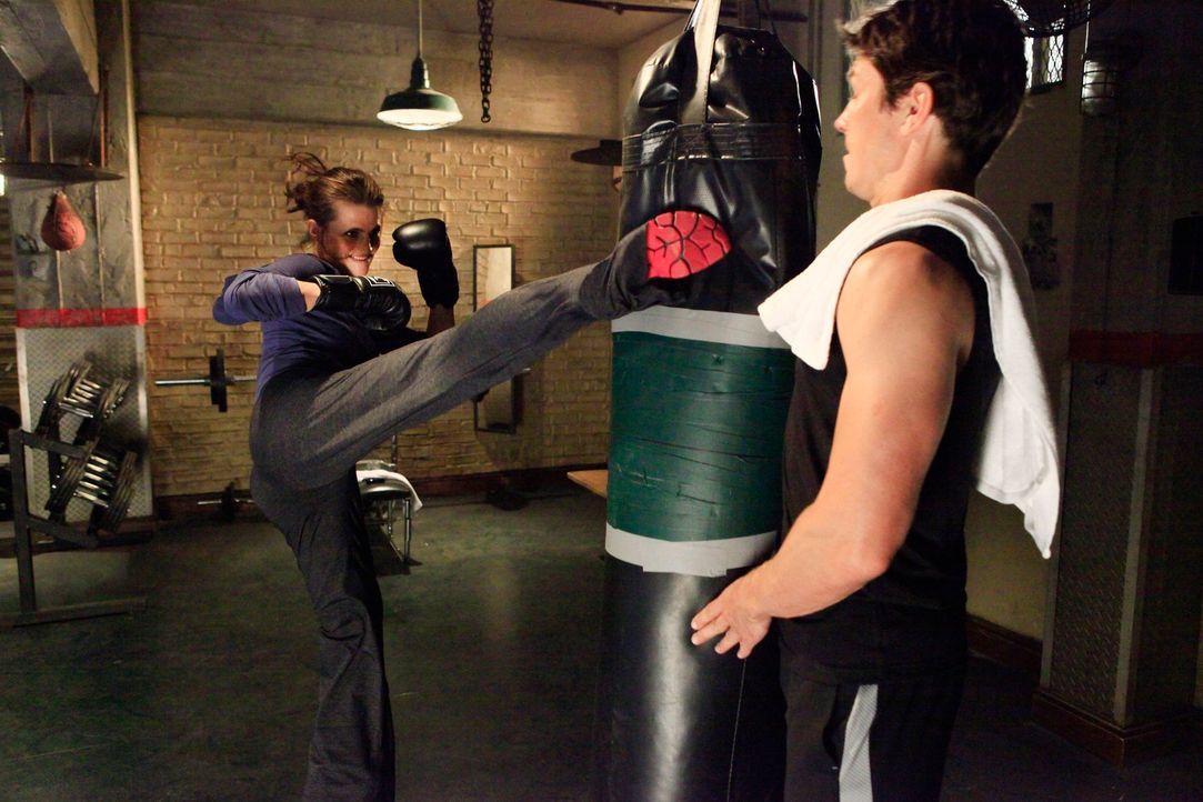 Beim Training muss sich Det. Tom Demming (Michael Trucco, r.) vor Kate (Stana Katic, l.) in acht nehmen. - Bildquelle: ABC Studios