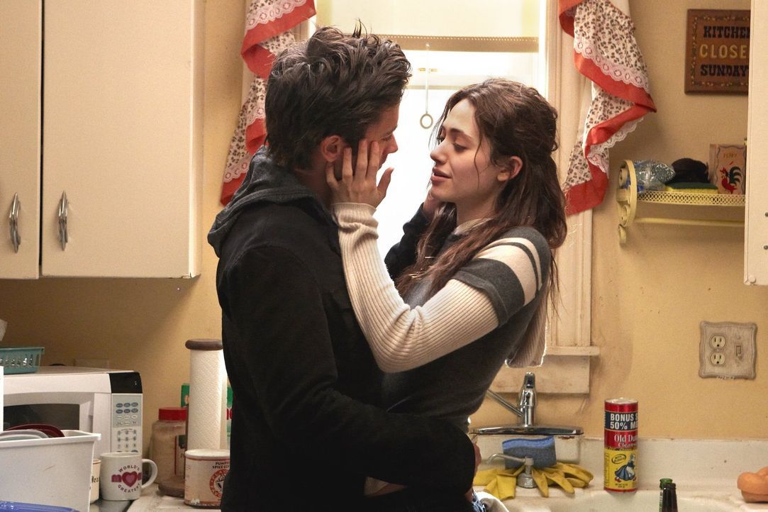Das Schäferstündchen zwischen Steve (Justin Chatwin, l.) und Fiona (Emmy Rossum, r.) wird unterbrochen, weil Debbie diesmal etwas besonders Schlimme... - Bildquelle: 2010 Warner Brothers