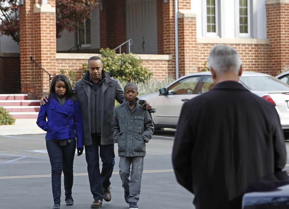 Gibbs (Mark Harmon, r.) steht Leon Vance (Rocky Carroll, 2.v.l.) und seinen Kindern Kayla (Kiara Muhammad, l.) und Jared (Akinsola Aribo, 2.v.r.) in... - Bildquelle: CBS Television