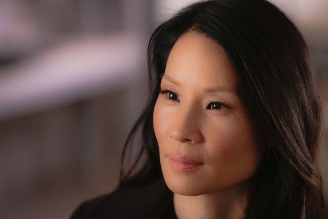 Als sie ihrer Kollegin Fiona Helborn aushelfen soll, macht Joan (Lucy Liu) eine schockierende Entdeckung über Sherlock ... - Bildquelle: 2015 CBS Broadcasting Inc. All Rights Reserved.