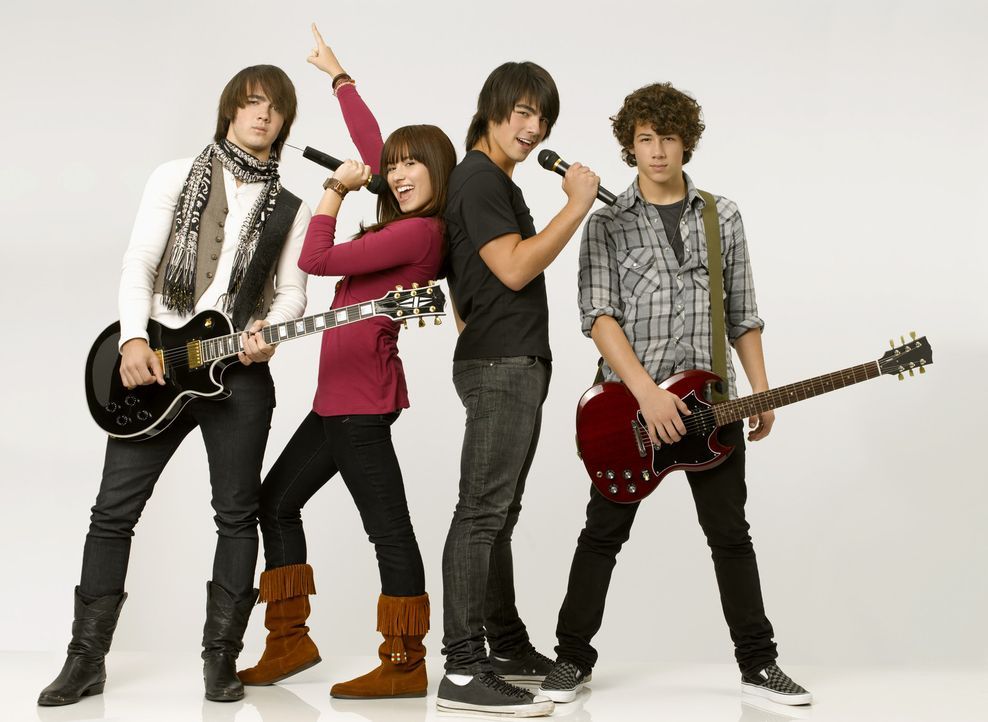 Schon bald wird (v.l.n.r.) Jason (Kevin Jonas), Mitchie (Demi Lovato), Shane Gray (Joe Jonas) und Nate (Nick Jonas) klar, dass sie zusammen ein toll... - Bildquelle: 2007 DISNEY CHANNEL. All rights reserved.