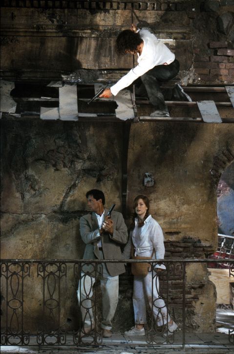 In einem verlassenen Hotel werden Robert Rath (Sylvester Stallone, unten l.) und Electra (Julianne Moore, unten r.) von Miguel Bain (Antonio Bandera... - Bildquelle: Warner Bros. Television