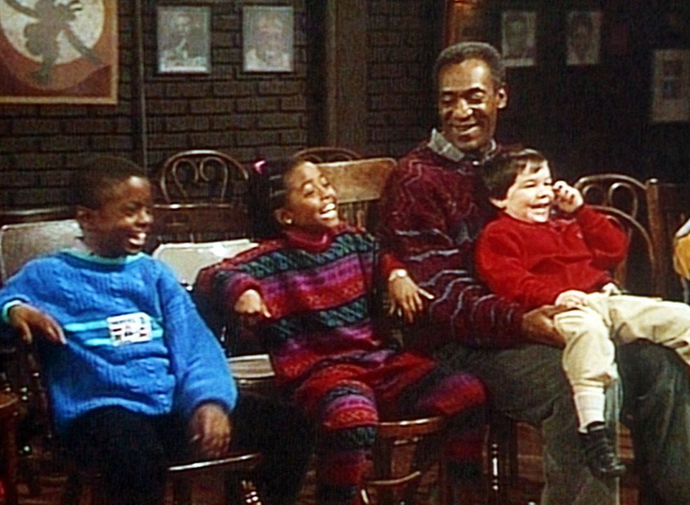 Cliff (Bill Cosby, 2.v.r.) ist mit acht kleinen Kindern in ein Theater gegangen, und besonders Rudy (Keshia Knight Pulliam, M.) amüsiert sich köst... - Bildquelle: Viacom