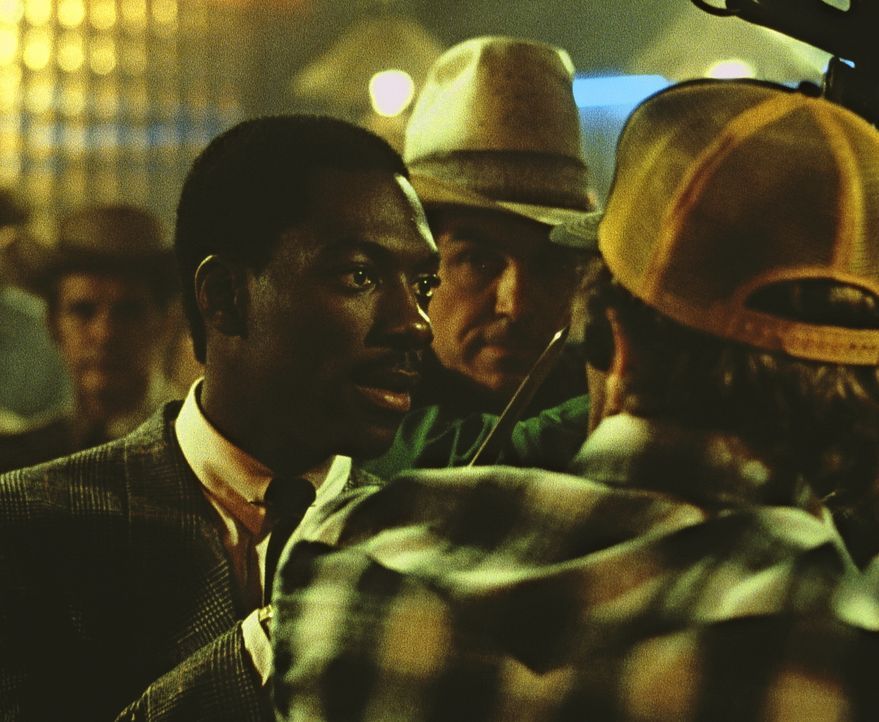 Der schwarze Reggie (Eddie Murphy, l.) ist nicht auf den Mund gefallen und lässt sich auch von ein paar schwarzen Rassisten nicht die Laune verderb... - Bildquelle: Paramount Pictures