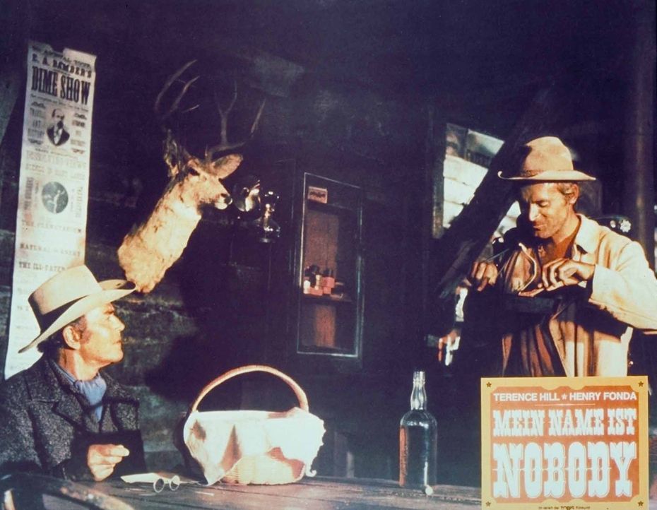Der alte Revolverheld Jack Beauregard (Henry Fonda, l.) weiß nicht recht, was er von Nobody (Terence Hill, r.) halten soll ... - Bildquelle: Universal Pictures