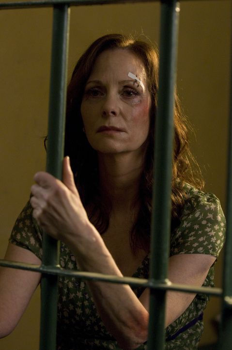 Als ob Mary nicht genug Stress hätte, landet ihre Mutter Shannon (Lesley Ann Warren) im Gefängnis ... - Bildquelle: USA Network