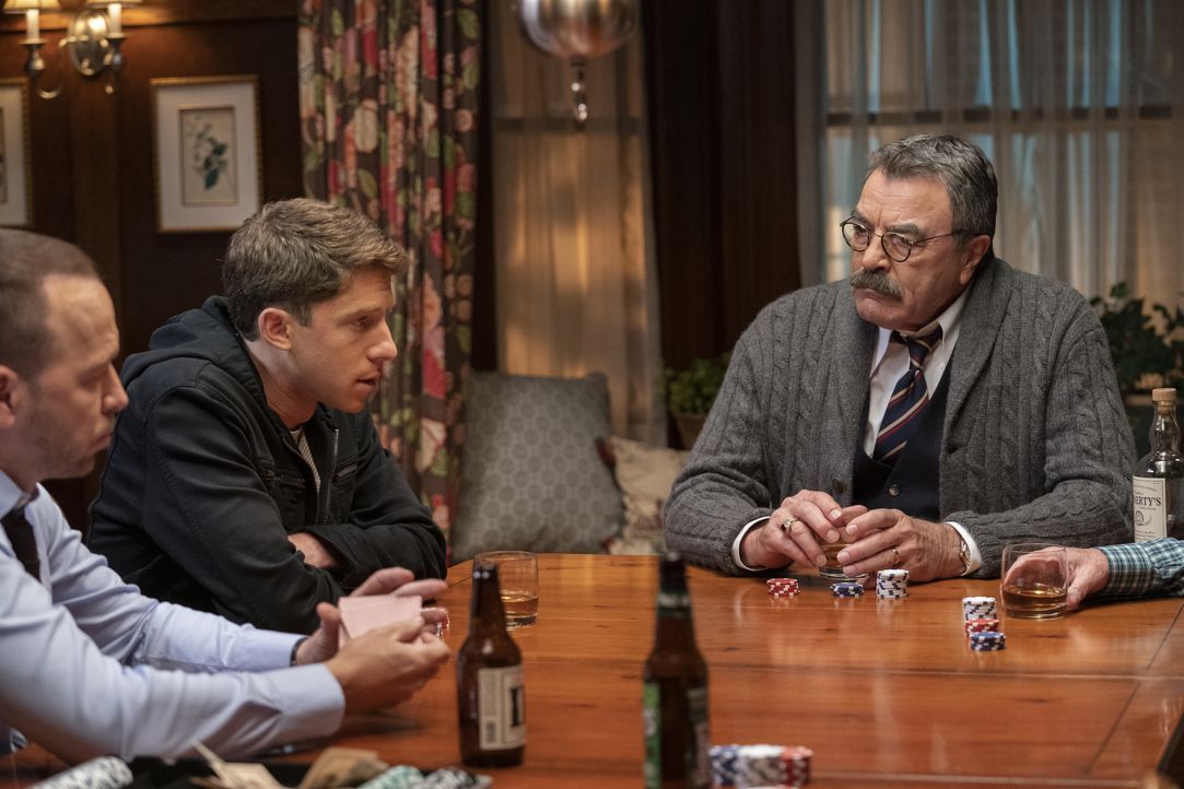 (v.l.n.r.) Danny Reagan (Donnie Wahlberg); Joe Hill (Will Hochman); Frank Reagan (Tom Selleck) - Bildquelle: Patrick Harbron CBS '2020 CBS Broadcasting Inc. All Rights Reserved. / Patrick Harbron