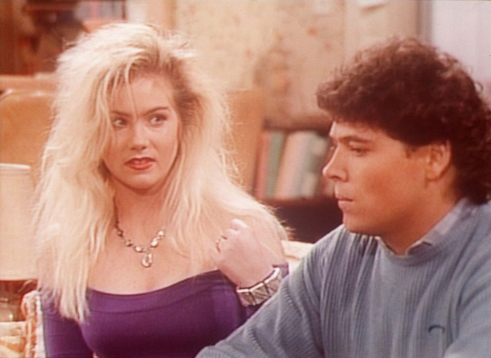 Kelly (Christina Applegate, l.) versucht, mit Matt (Beau Dremann, r.) zu flirten, doch der interessiert sich nur für Football. - Bildquelle: Columbia Pictures