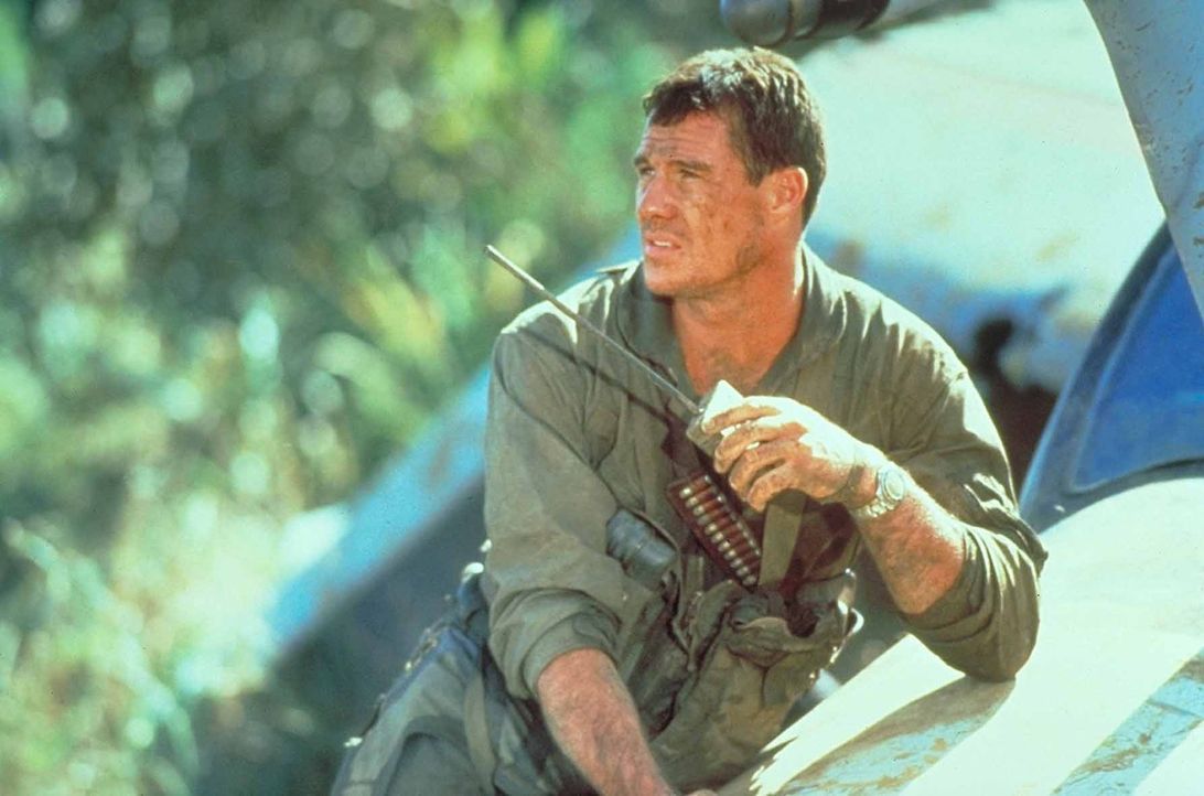Startet eine grausame Vergeltungsaktion nachdem sein Partner bei einem Einsatz im Vietnam ums Leben kam: Pilot Jake Grafton (Brad Johnson) ... - Bildquelle: Paramount Pictures. All Rights Reserved.