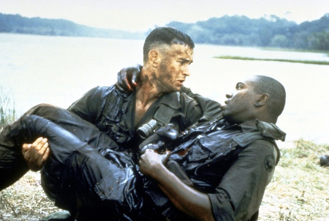 Im Vietnamkrieg freundet sich Forrest (Tom Hanks, l.) mit dem farbigen Bubba (Mykelti Williamson, r.) an ... - Bildquelle: Paramount Pictures