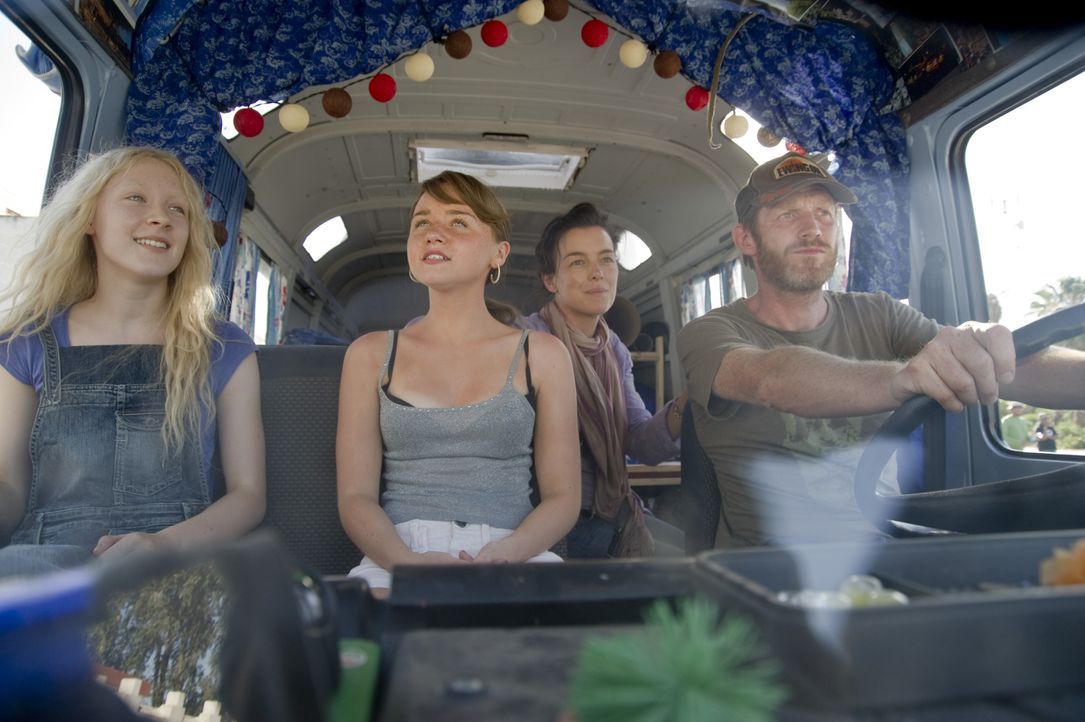 Unterwegs freundet sich Hanna (Saoirse Ronan, l.) mit Sophie (Jessica Barden, 2.v.l.) und ihrer Familie (Jason Flemyng, r., Olivia Williams, 2.v.r.)... - Bildquelle: 2011 Focus Features LLC. All Rights Reserved.