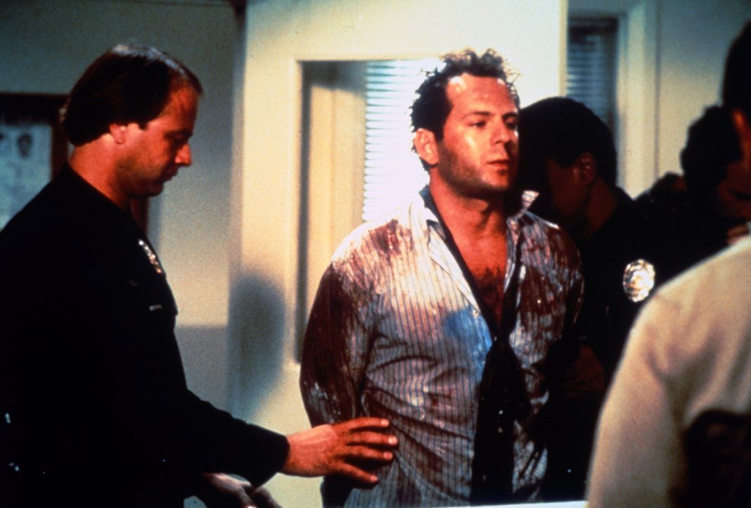 Das Chaos ist perfekt: Als Walter Davis (Bruce Willis, M.) Nadias psychotischen Exfreund mit der Waffe bedroht, landet er im Knast ... - Bildquelle: TriStar Pictures