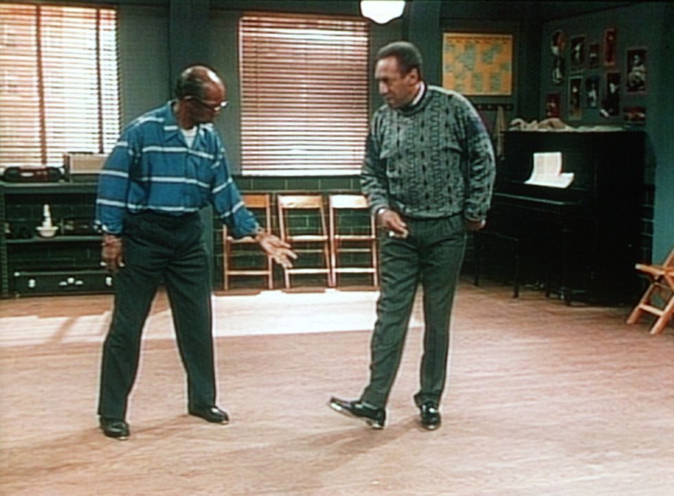 Rudys Tanzlehrer, Mr. Sims (Sandman Sims, l.), fordert Cliff (Bill Cosby, r.) zu einem Steptanzduell heraus. - Bildquelle: Viacom