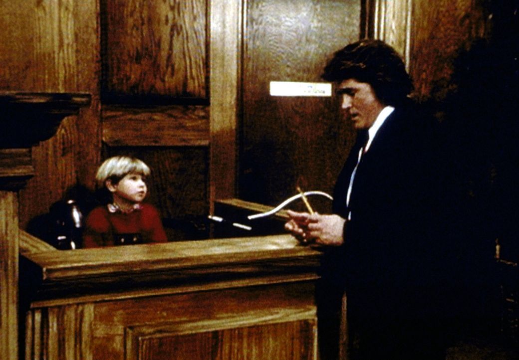 Jonathan (Michael Landon, r.) kann von Matty (Billy O'Sullivan, l.), dem Sohn der gegnerischen Anwälte, Erstaunliches über den Weihnachtsmann erfa... - Bildquelle: Paramount Pictures