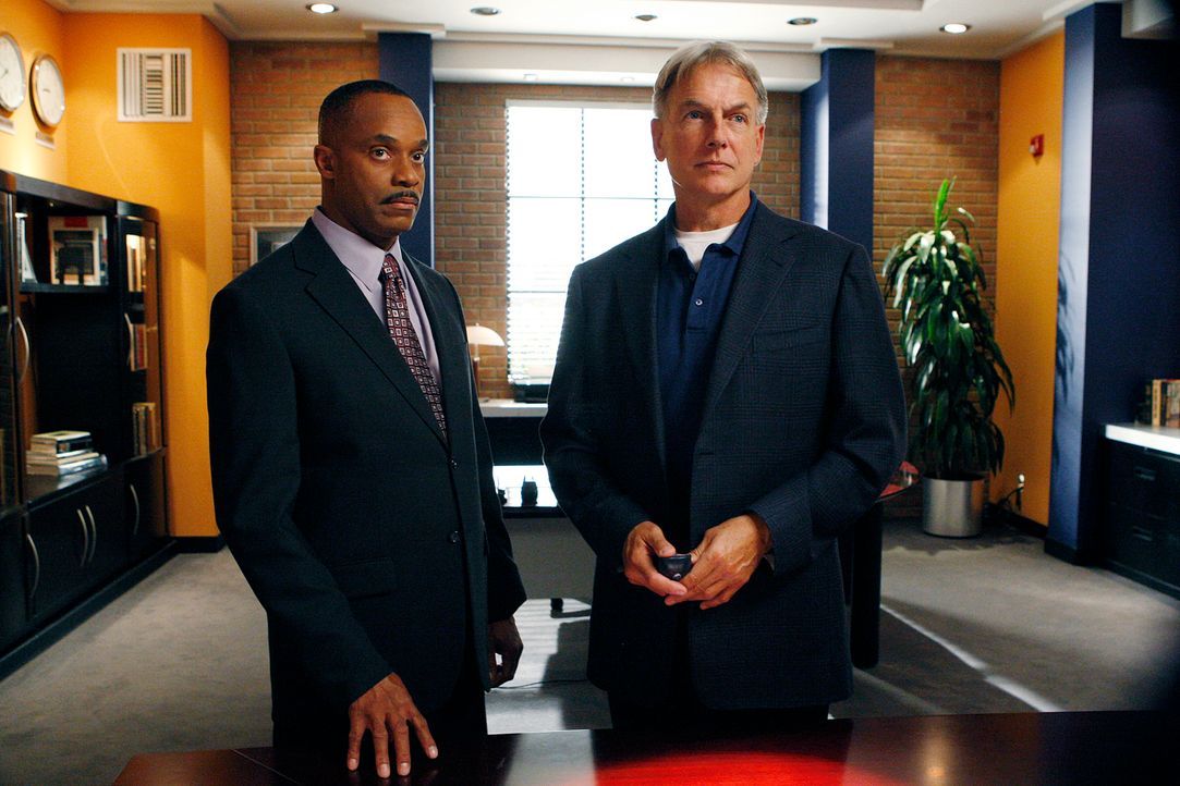 Werden mit einem neuen Fall beauftragt: Vance (Rocky Carroll, l.) und Gibbs (Mark Harmon, r.) ... - Bildquelle: CBS Television