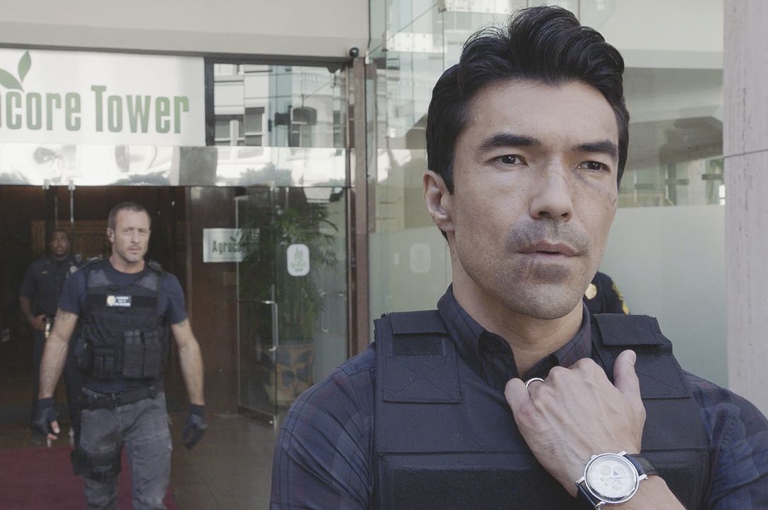 Steve McGarrett (Alex O'Loughlin, l.) und Adam Noshimuri (Ian Anthony Dale, r.) haben die Menschen gerettet. Doch damit ist der Fall noch nicht abge... - Bildquelle: 2018 CBS Broadcasting, Inc. All Rights Reserved