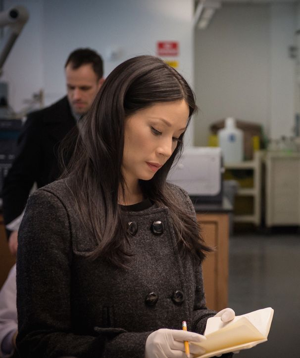 Der Abschiedsbrief des Verstorbenen wirft einige Fragen auf. Dr. Watson (Lucy Liu) kann sich nicht vorstellen, dass er sich umgebracht hat ... - Bildquelle: Jeff Neumann CBS Television