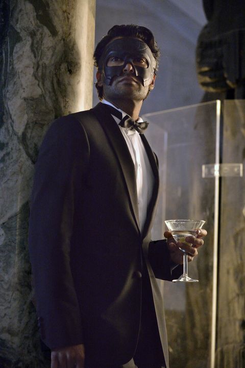 Auch Gabe Lowan (Sendhil Ramamurthy) hat sich unter die Gäste eines Maskenballes gemischt. Was hat er vor? - Bildquelle: Ben Mark Holzberg 2013 The CW Network, LLC. All rights reserved.