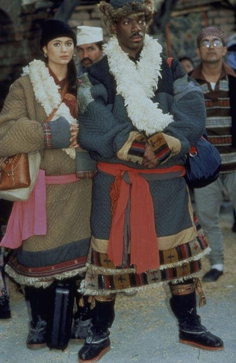 Sozialarbeiter Chandler (Eddie Murphy, r.) lässt sich von der schönen Tibetanerin Kee (Charlotte Lewis, l.) zu einer kniffligen Aufgabe überreden... - Bildquelle: Paramount Pictures