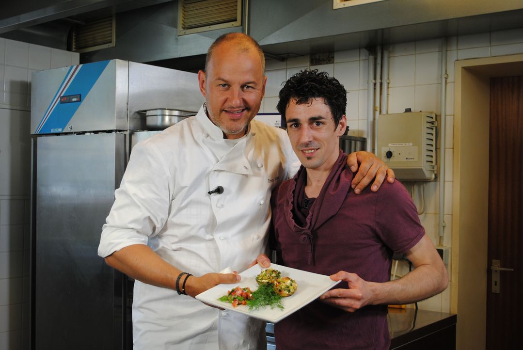 Frank Rosin (l.) und Küchenhilfe Alexios Mokos (r.) ... - Bildquelle: kabel eins