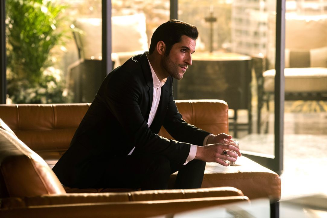 Nachdem in einem Sanatorium ein Mord geschieht und der Hauptverdächtige sich selber als Gott bezeichnet, hat Lucifer (Tom Ellis) mehr denn je mit se... - Bildquelle: 2016 Warner Brothers